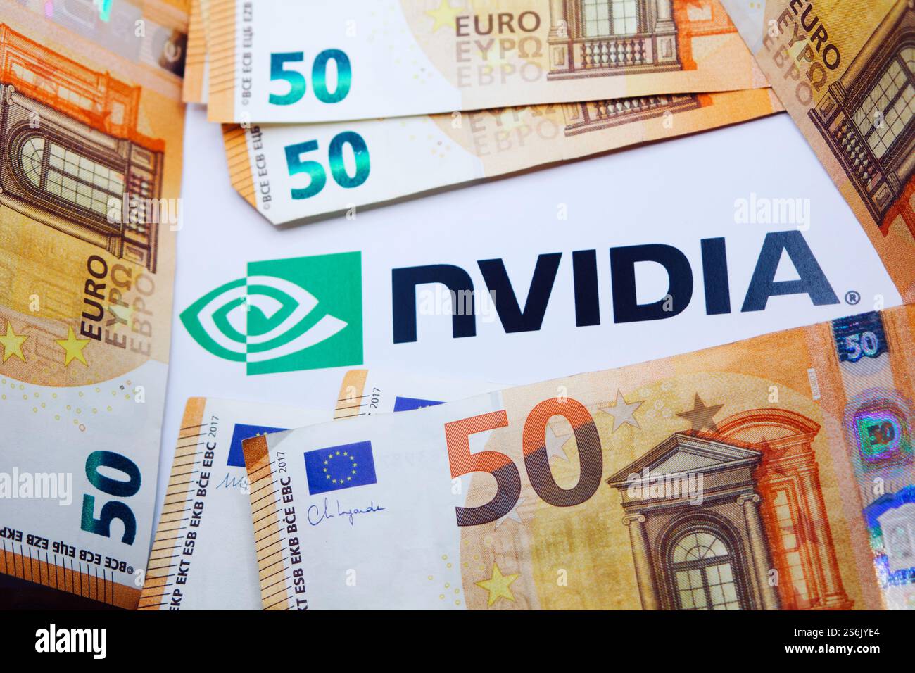 17 gennaio 2025, Firenze Italia, in questa foto illustrazione, logo Envidia con banconote in euro. Foto Stock