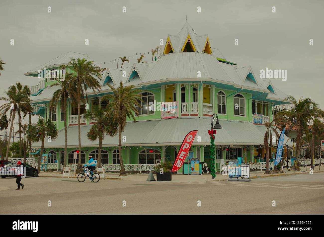 Uso editoriale solo 16 gennaio 2025 St. Pete Beach, Florida, Stati Uniti. Pass-A-Grille Beach, l'Hurricane Seafood Restaurant nel cuore della città Foto Stock