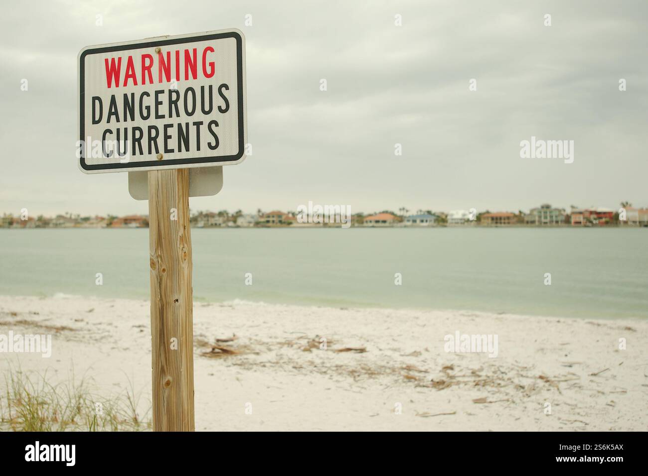 Avviso correnti pericolose segnalano il cartello di Pass A Grille Dog Beach. Guardando verso Bay Channel. Sulla sabbia e sull'avena verde del mare. St. Pete Beach, Florida, su un clo Foto Stock