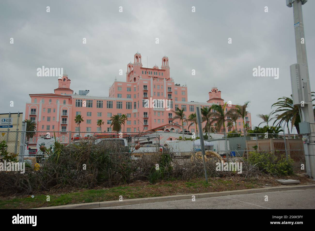 Uso editoriale solo 16 gennaio 2025 St. Pete Beach, Florida, Stati Uniti. Storico hotel rosa Don Cesar. Vista dal retro con palme verdi in una giornata nuvolosa Foto Stock