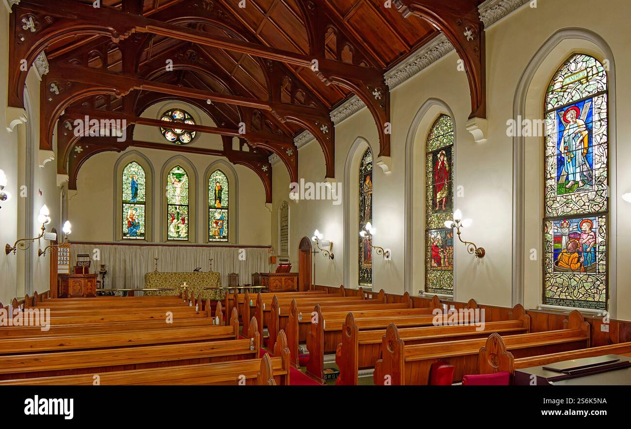 Gordon Chapel Fochabers interni in Scozia con vetrate Burne-Jones realizzate da William Morris and Co Foto Stock