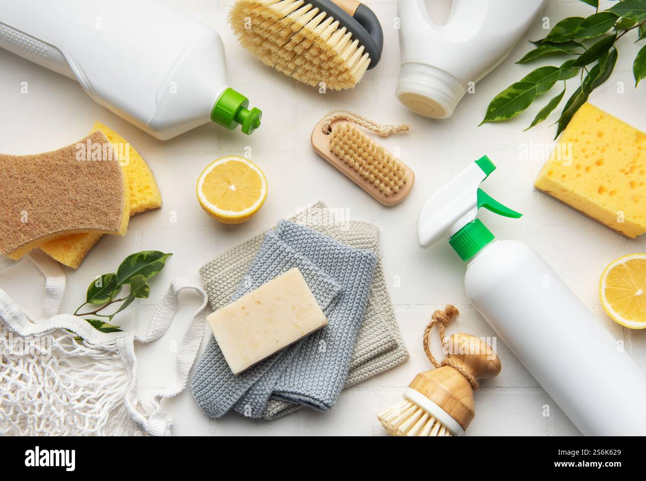 Prodotti e utensili per la pulizia naturali disposti su una superficie bianca, per uno stile di vita sostenibile ed eco-consapevole Foto Stock