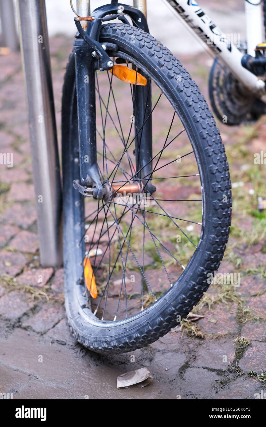 Ruota di una bicicletta rotta Foto Stock