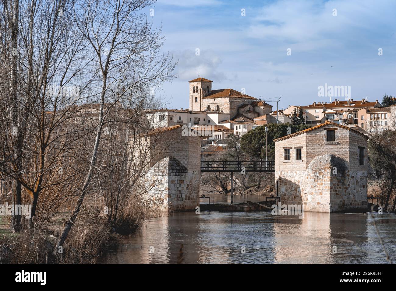 Vista della città di Zamora con il fiume Duero e i mulini ad acqua e la chiesa di San Pedro sullo sfondo. Spagna Foto Stock