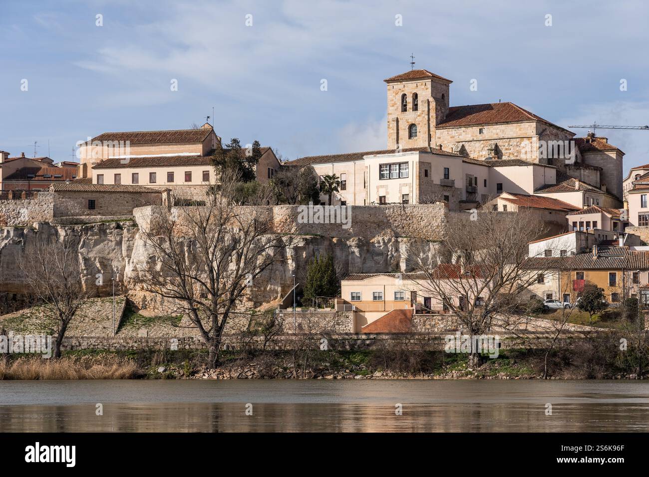 ZAMORA, SPAGNA - 02 FEBBRAIO 2020: Veduta della città di Zamora con la chiesa romanica di San Pedro e San Ildefonso dal fiume Duero. Spagna Foto Stock