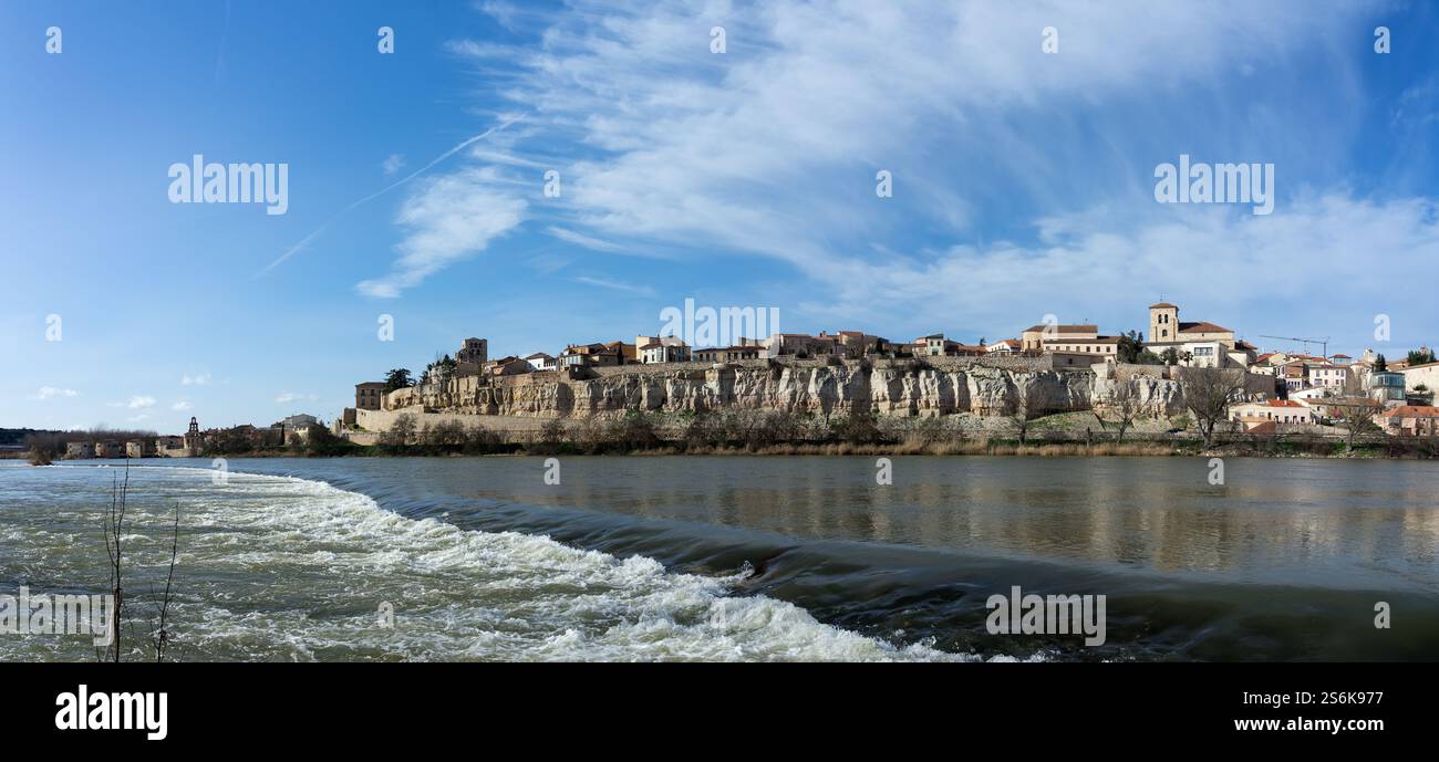 ZAMORA, SPAGNA - 02 FEBBRAIO 2020: Cattedrale romanica e campanili di Zamora. Spagna Foto Stock