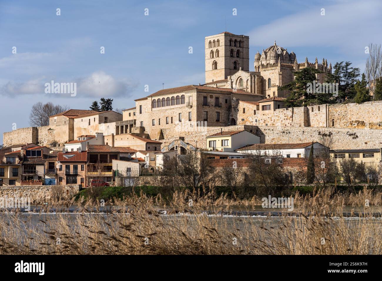 ZAMORA, SPAGNA - 02 FEBBRAIO 2020: Cattedrale romanica di Zamora e campanili dal fiume Duero. Spagna Foto Stock