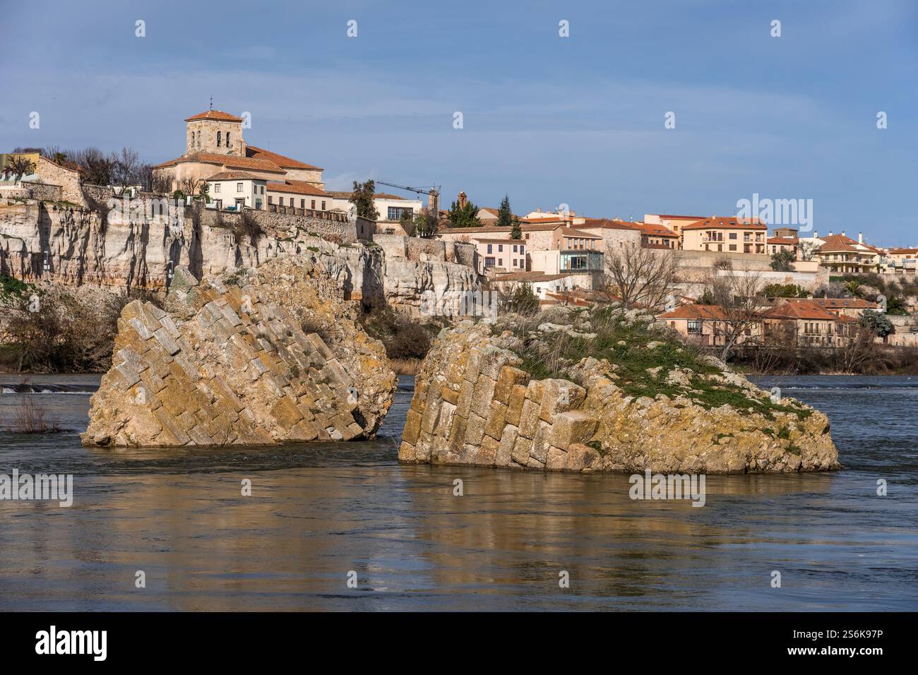ZAMORA, SPAGNA - 02 FEBBRAIO 2020: Veduta della città di Zamora con la chiesa romanica di San Pedro e San Ildefonso dal fiume Duero. Spagna Foto Stock