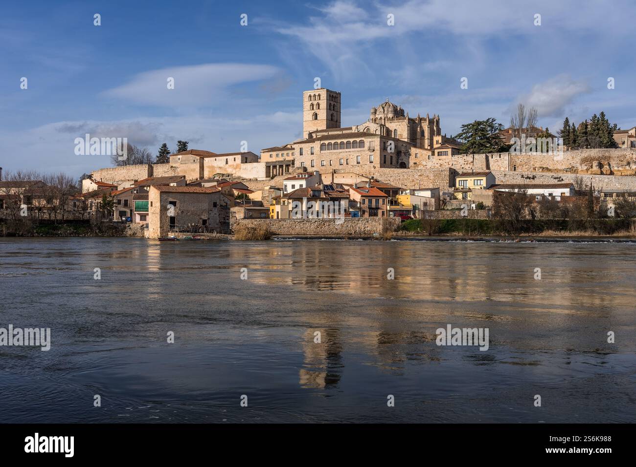 ZAMORA, SPAGNA - 02 FEBBRAIO 2020: Cattedrale romanica di Zamora e campanili dal fiume Duero. Spagna Foto Stock