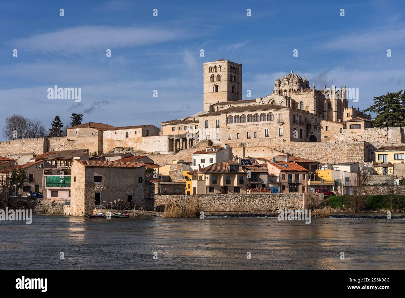 ZAMORA, SPAGNA - 02 FEBBRAIO 2020: Cattedrale romanica di Zamora e campanili dal fiume Duero. Spagna Foto Stock