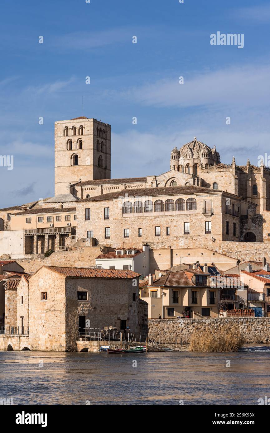 ZAMORA, SPAGNA - 02 FEBBRAIO 2020: Cattedrale romanica di Zamora e campanili dal fiume Duero. Spagna Foto Stock