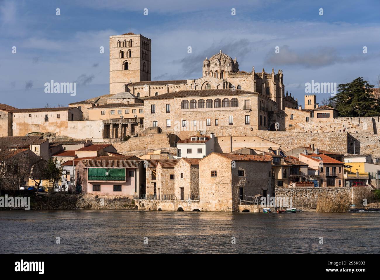 ZAMORA, SPAGNA - 02 FEBBRAIO 2020: Cattedrale romanica di Zamora e campanili dal fiume Duero. Spagna Foto Stock