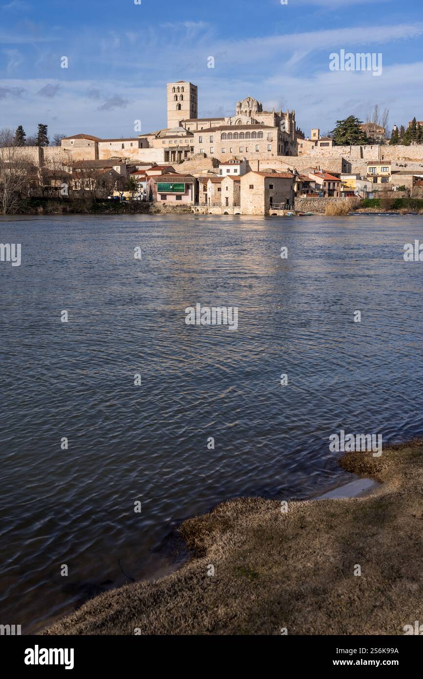 ZAMORA, SPAGNA - 02 FEBBRAIO 2020: Cattedrale romanica di Zamora e campanili dal fiume Duero. Spagna Foto Stock