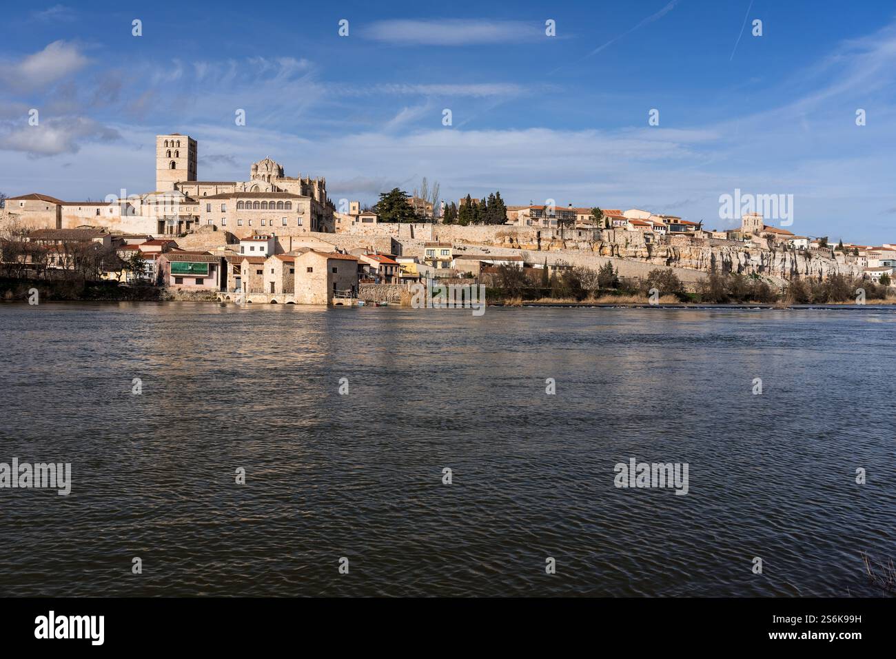 ZAMORA, SPAGNA - 02 FEBBRAIO 2020: Cattedrale romanica di Zamora e campanili dal fiume Duero. Spagna Foto Stock