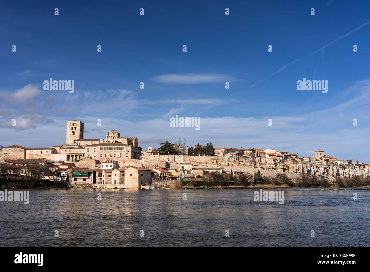 ZAMORA, SPAGNA - 02 FEBBRAIO 2020: Cattedrale romanica di Zamora e campanili dal fiume Duero. Spagna Foto Stock