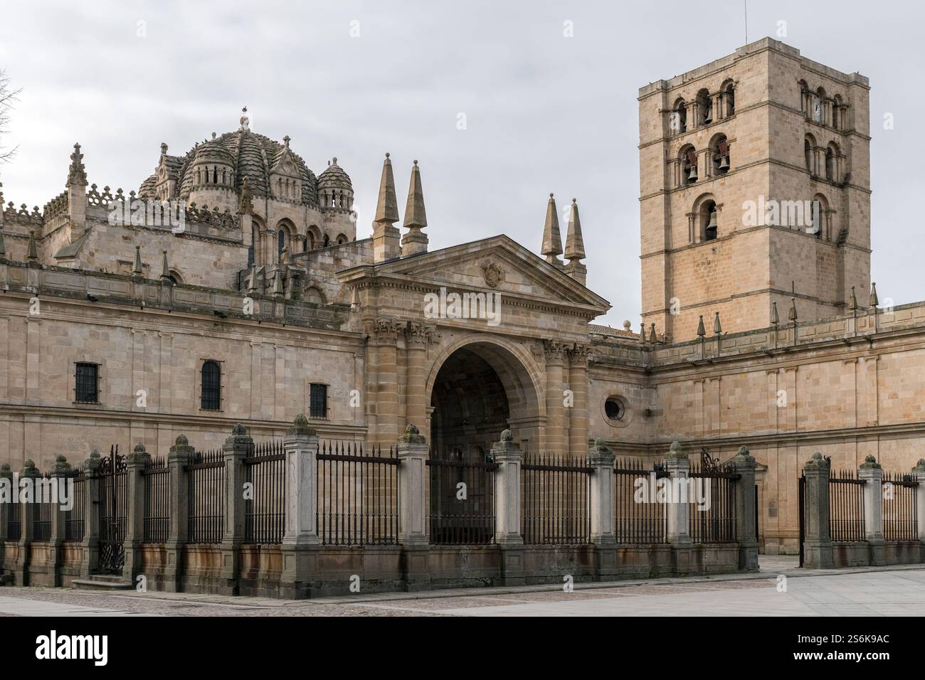 ZAMORA, SPAGNA - 02 FEBBRAIO 2020: Cattedrale romanica e campanili di Zamora. Spagna Foto Stock