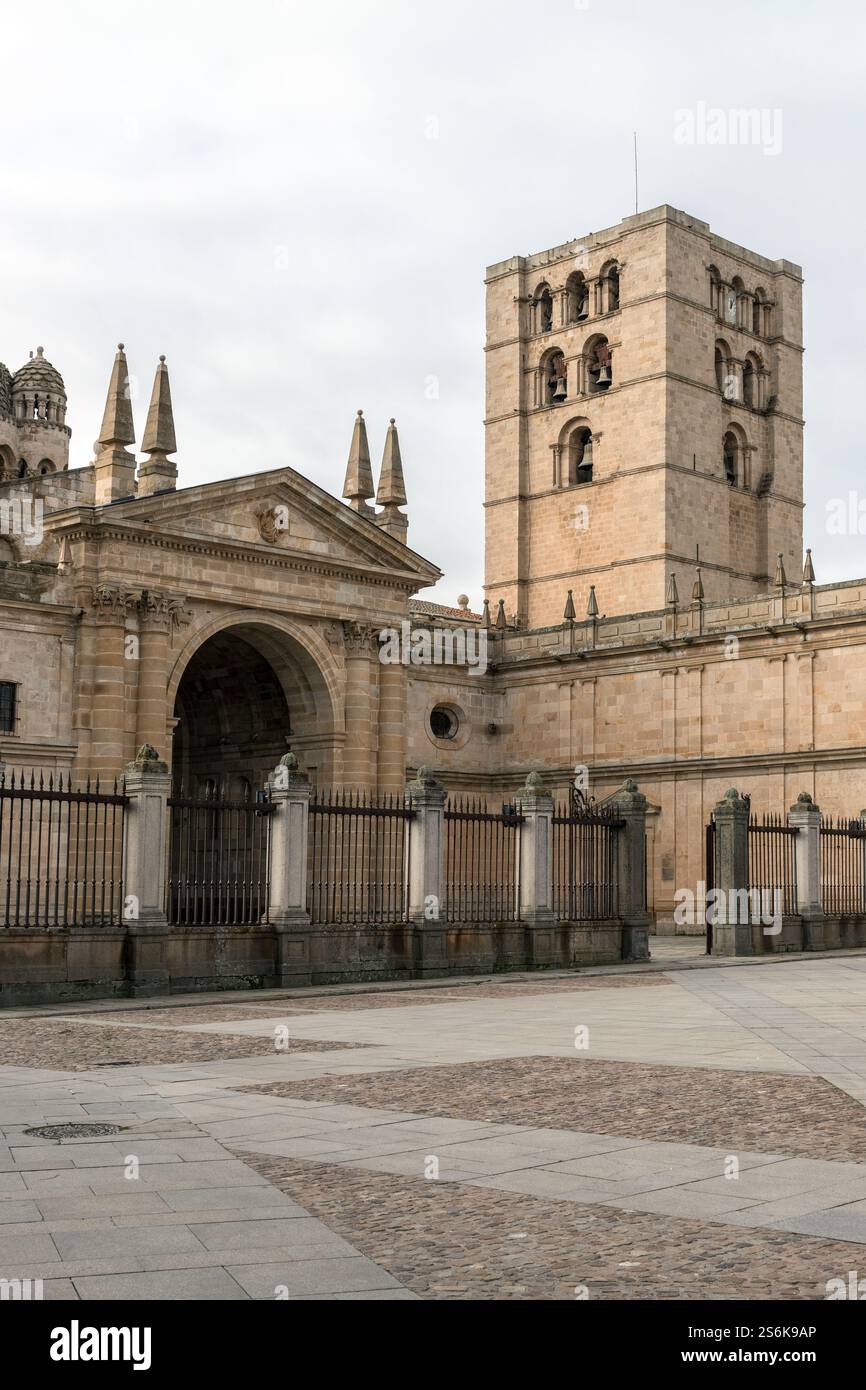 ZAMORA, SPAGNA - 02 FEBBRAIO 2020: Cattedrale romanica e campanili di Zamora. Spagna Foto Stock