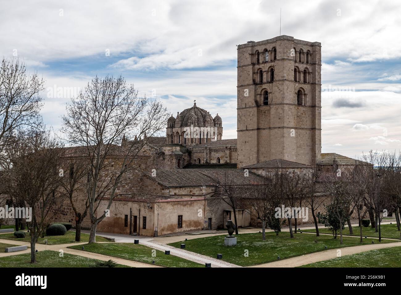 ZAMORA, SPAGNA - 02 FEBBRAIO 2020: Cattedrale romanica e campanili di Zamora. Spagna Foto Stock