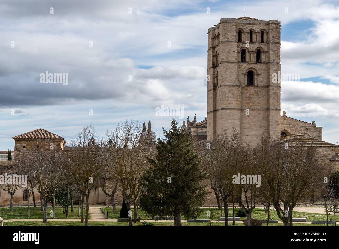 ZAMORA, SPAGNA - 02 FEBBRAIO 2020: Cattedrale romanica e campanili di Zamora. Spagna Foto Stock