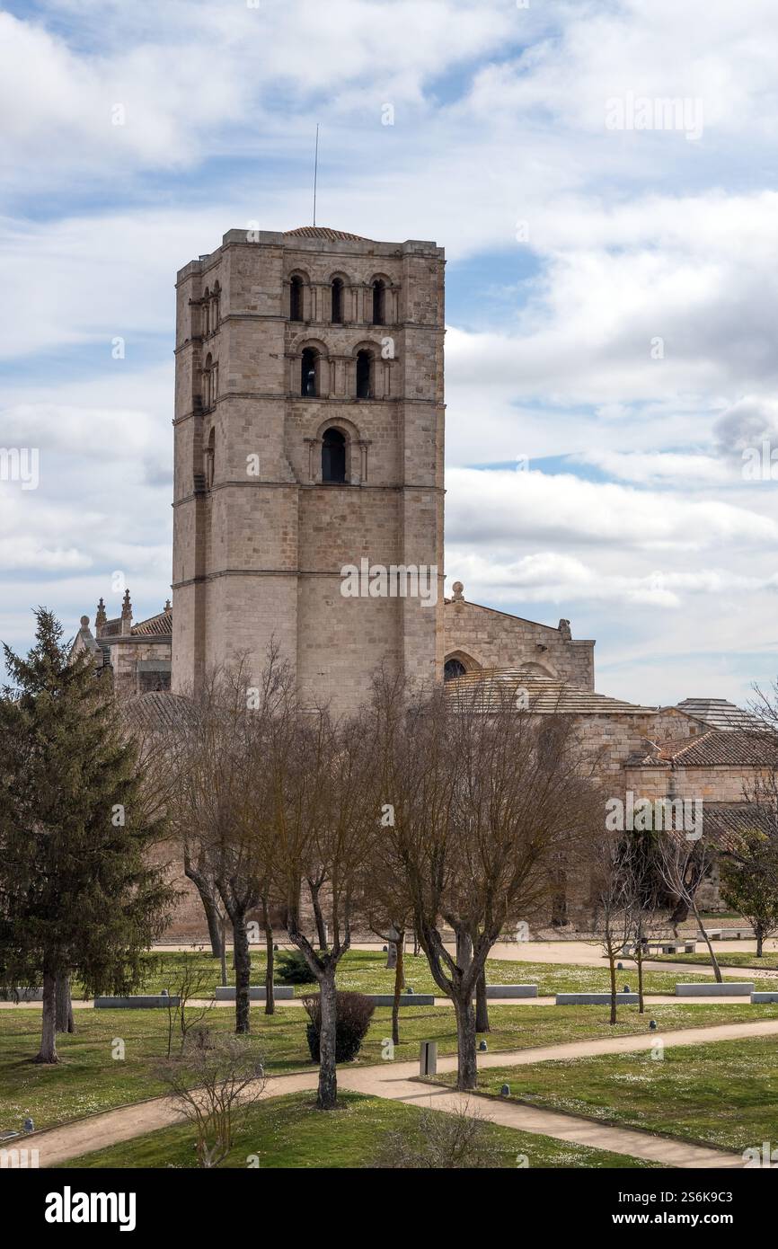 ZAMORA, SPAGNA - 02 FEBBRAIO 2020: Cattedrale romanica e campanili di Zamora. Spagna Foto Stock