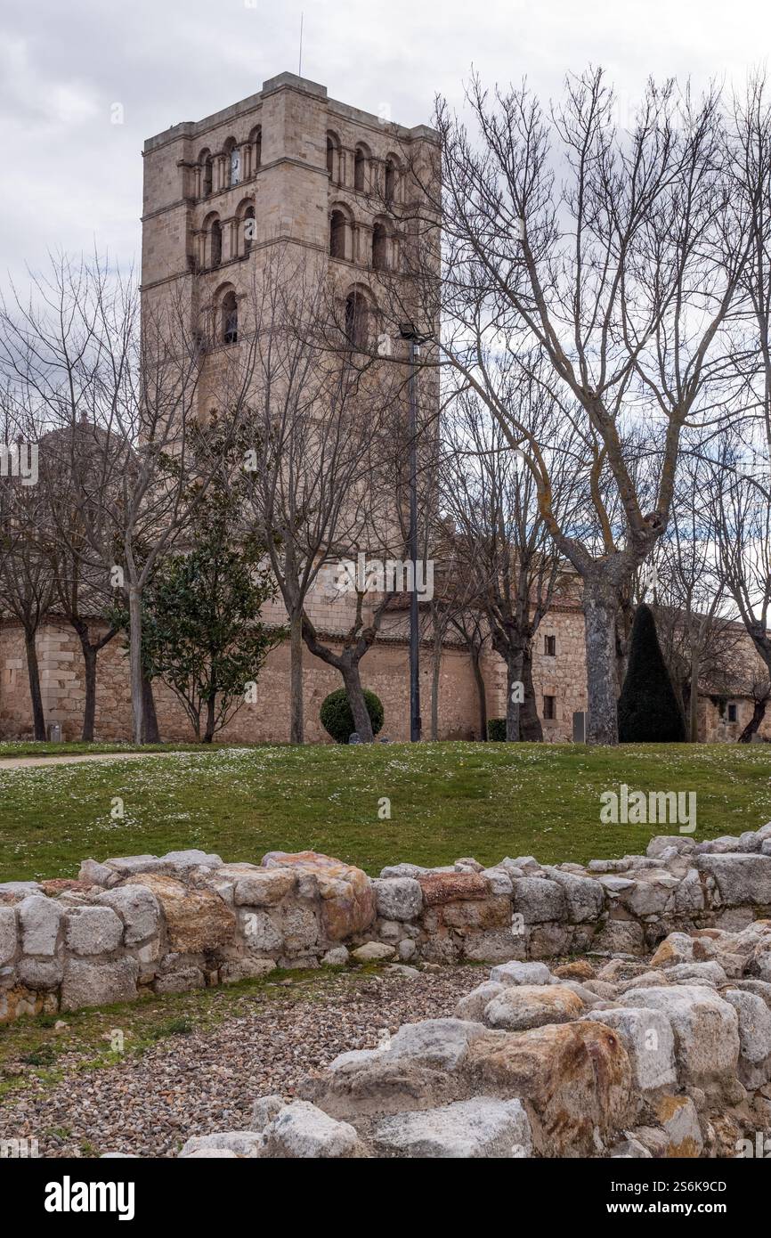 ZAMORA, SPAGNA - 02 FEBBRAIO 2020: Cattedrale romanica e campanili di Zamora. Spagna Foto Stock