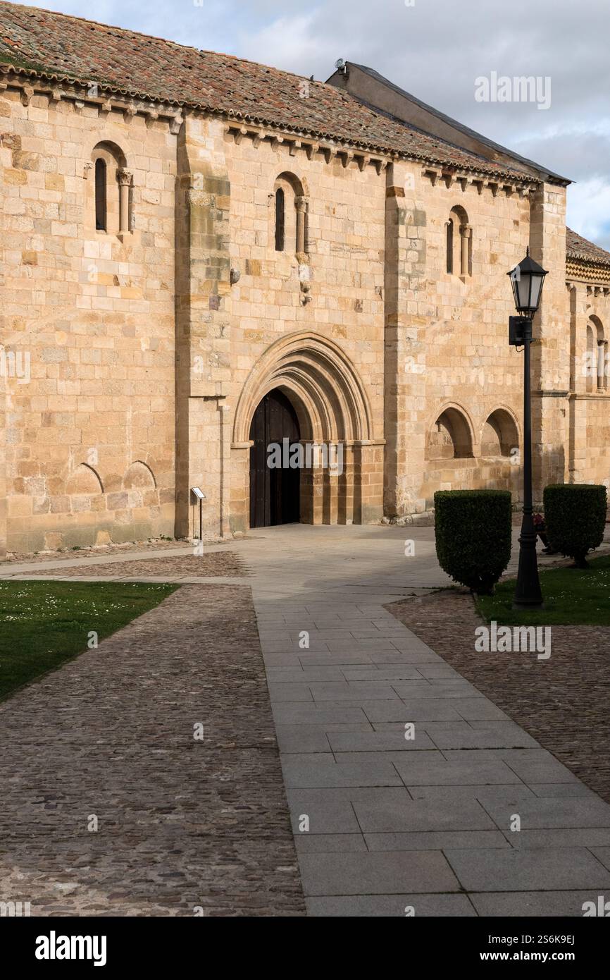 ZAMORA, SPAGNA - 02 FEBBRAIO 2020: Veduta della chiesa romanica di San Isidoro a Zamora. Castilla y Leon, Spagna Foto Stock