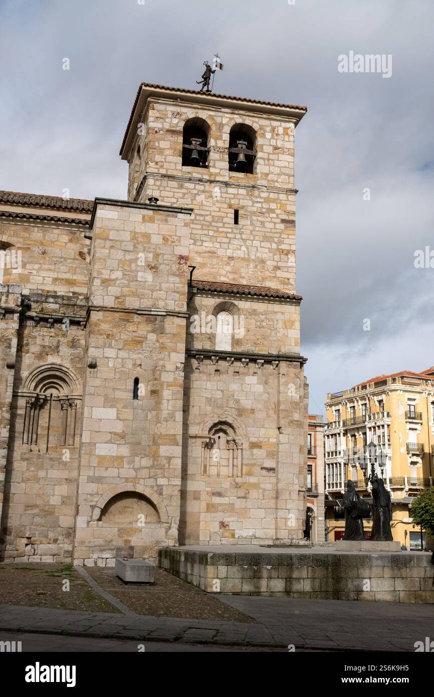 ZAMORA, SPAGNA - 2 FEBBRAIO 2020: Veduta della cattedrale romanica di Zamora e dei campanili tra le vie della città vecchia. Spagna Foto Stock