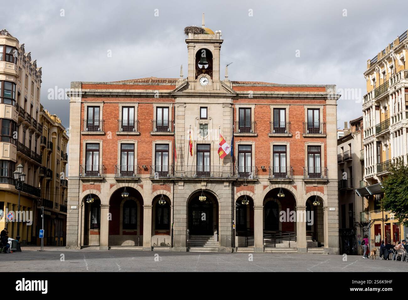 ZAMORA, SPAGNA - 2 FEBBRAIO 2020: Veduta della cattedrale romanica di Zamora e dei campanili tra le vie della città vecchia. Spagna Foto Stock