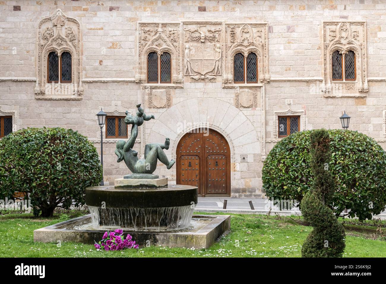 ZAMORA, SPAGNA - 02 FEBBRAIO 2020: Facciata del Palazzo Los Momos e il font in piazza Zorrila a Zamora. Spagna. Foto Stock