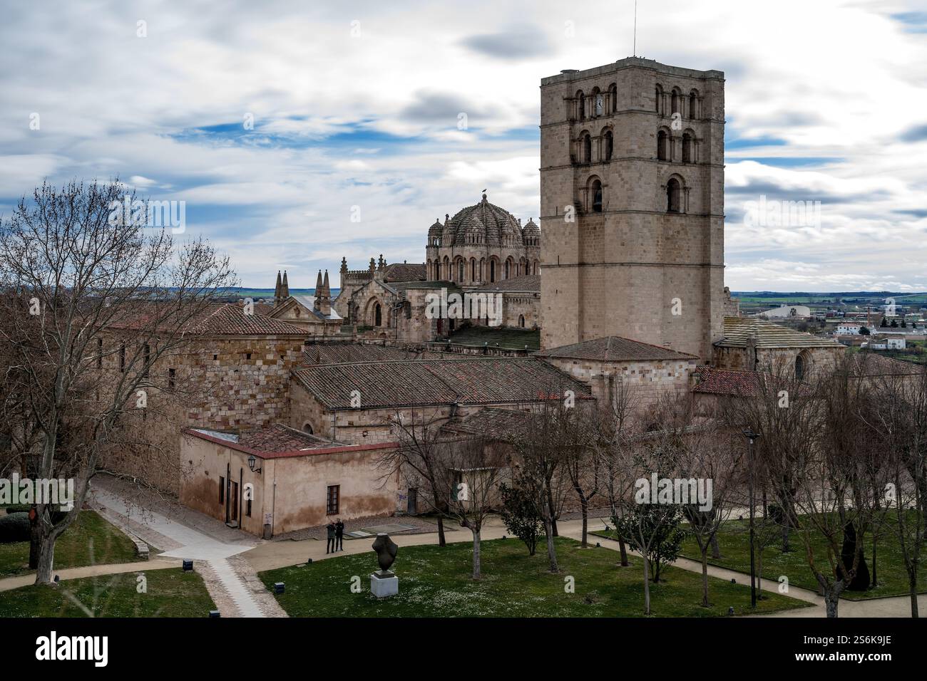 ZAMORA, SPAGNA - 02 FEBBRAIO 2020: Cattedrale romanica e campanili di Zamora. Spagna Foto Stock