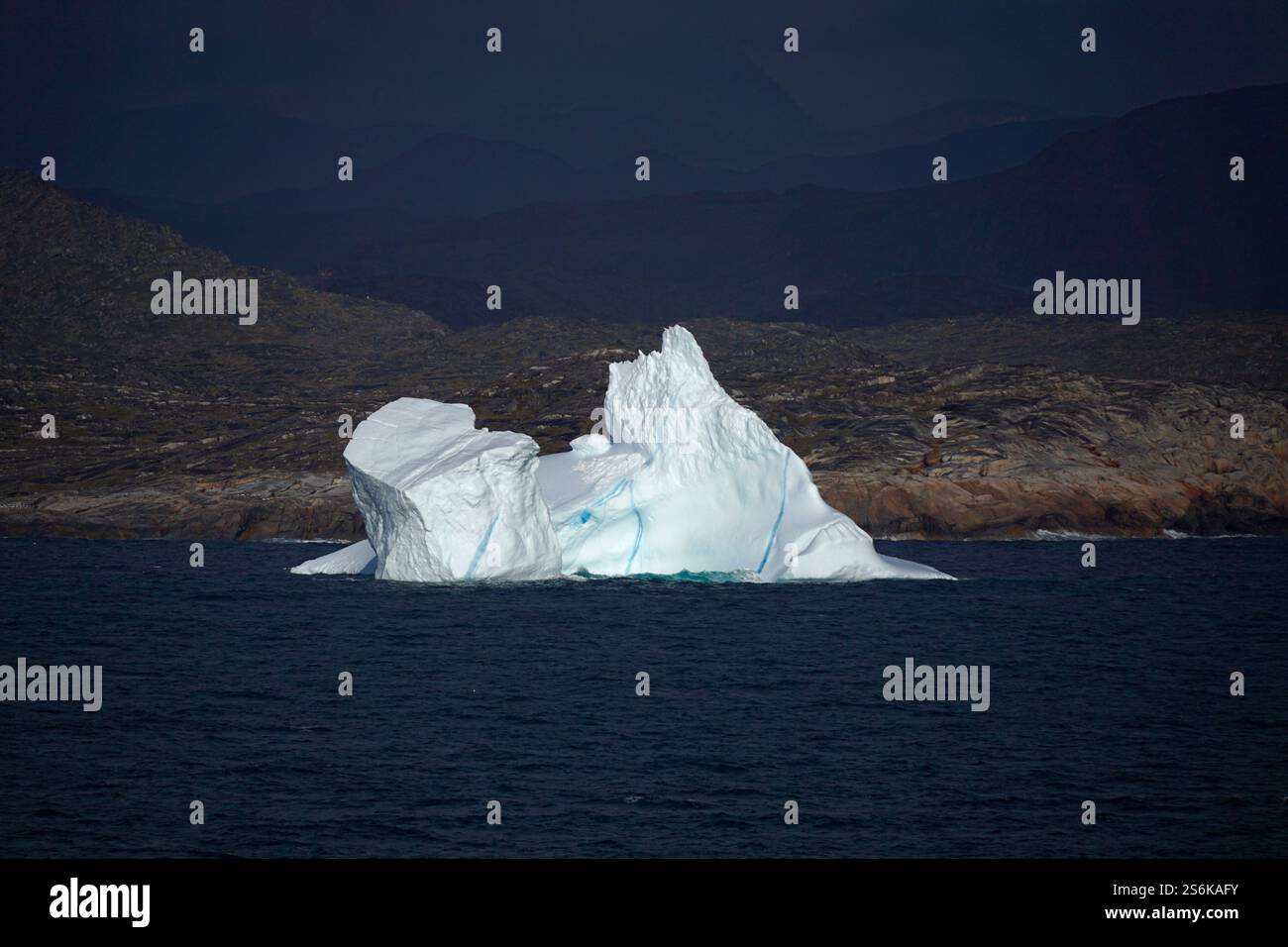 Un solo iceberg galleggiante vicino alla costa della Groenlandia Foto Stock