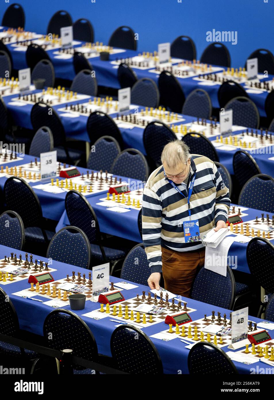 WIJK AAN ZEE - tavoli con scacchiere sono messi in ordine durante i preparativi per il Torneo di scacchi in acciaio di Tata. È la 87a edizione del torneo annuale di scacchi. ANP KOEN VAN WEEL Foto Stock