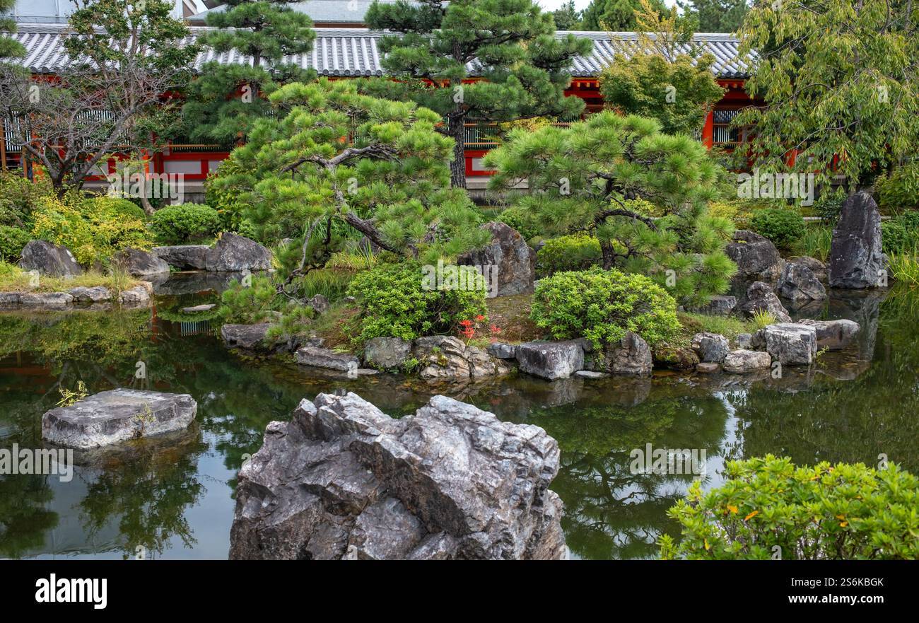 Temple Gardens e Pond Kyoto Giappone Foto Stock
