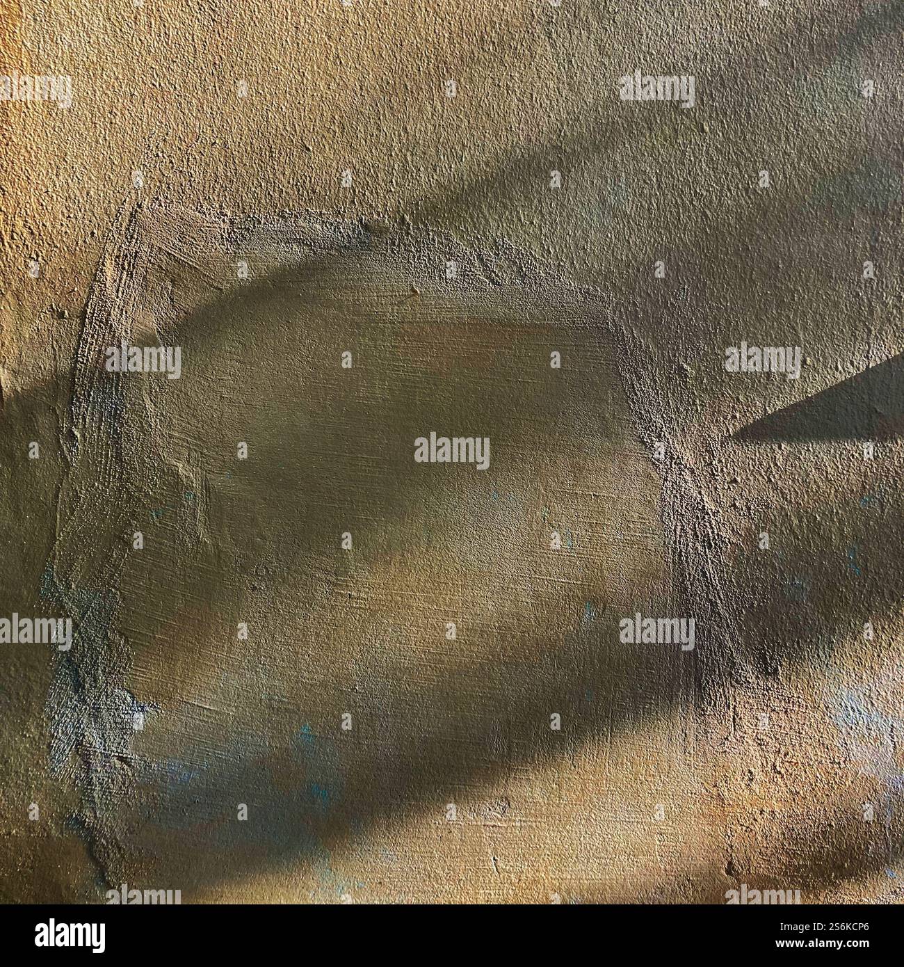 Vista ravvicinata di una superficie strutturata con ombre interessanti e colori terrosi, che evocano un'atmosfera serena e meditativa. Foto Stock