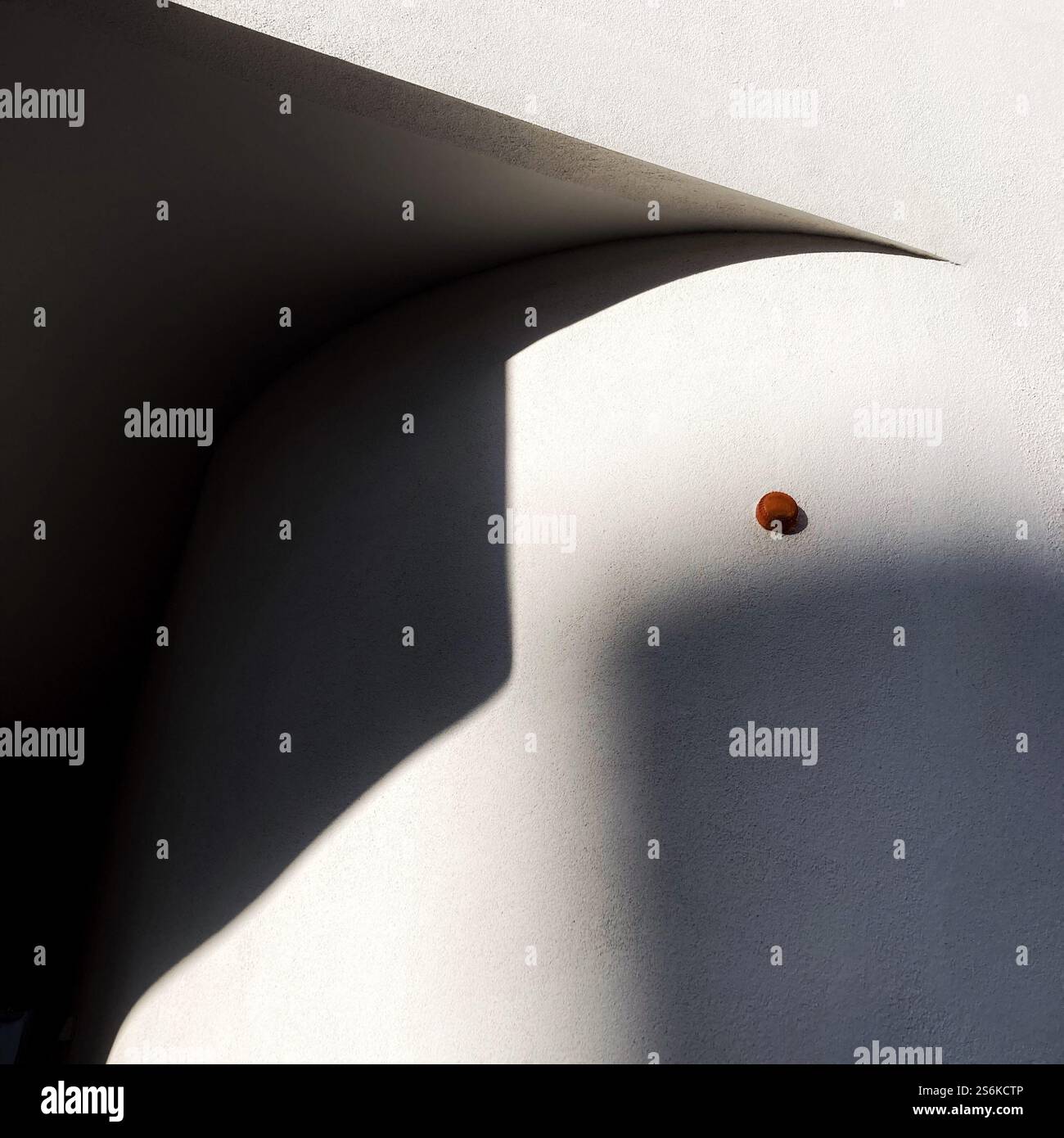 Composizione astratta che mostra l'interazione di luce, ombra e forma su una struttura bianca. Foto Stock