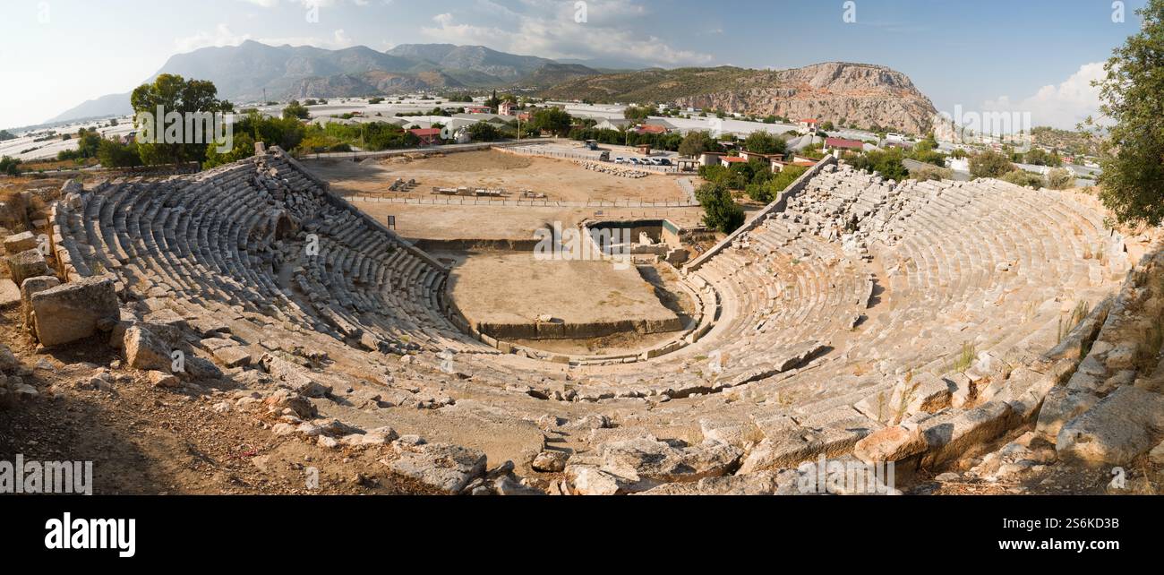 Antico anfiteatro di Letoon. Rovine dell'antica città di Letoon. Sito patrimonio dell'umanità dell'UNESCO. Percorso litico a piedi. Seydikemer, Mugla, Turchia Foto Stock