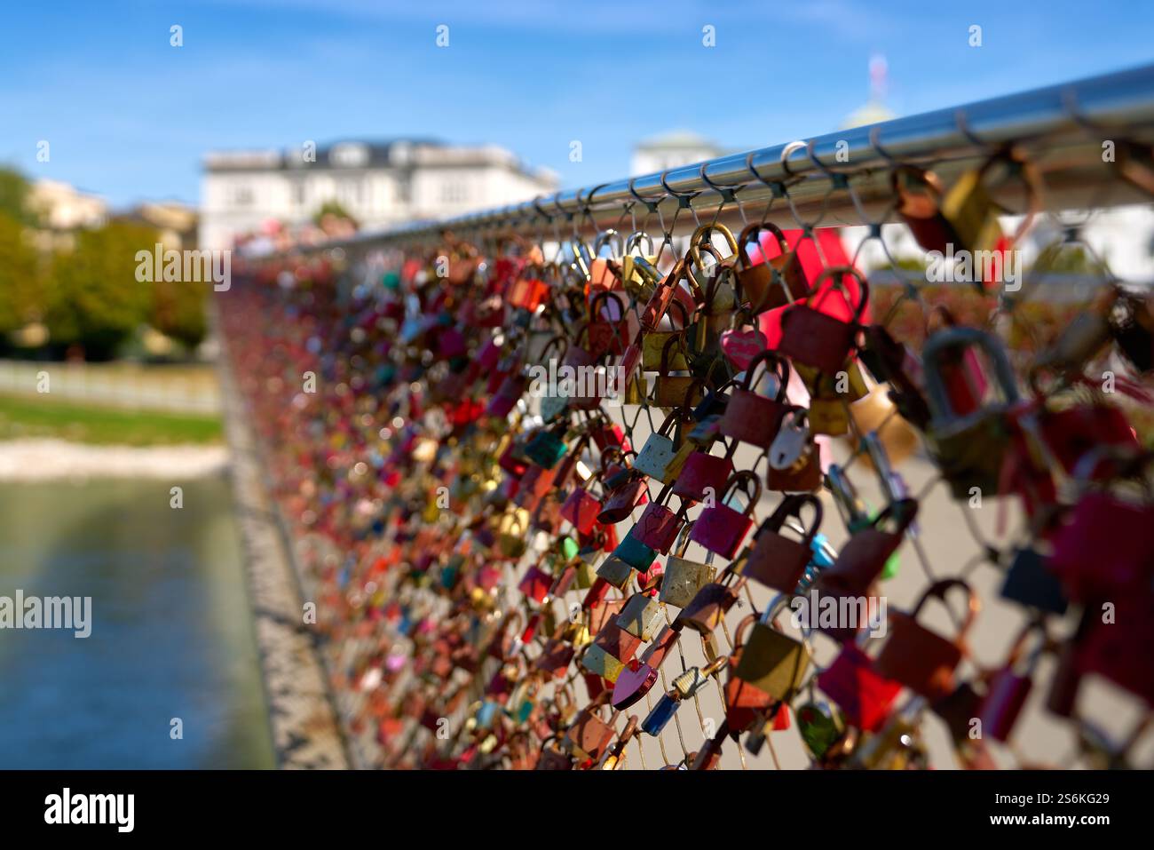 Ponte Makartsteg Love Locks a Salisburgo, Austria. Love Locks sul ponte Makartsteg sul fiume Salzach. Simboli di amore eterno. Foto Stock
