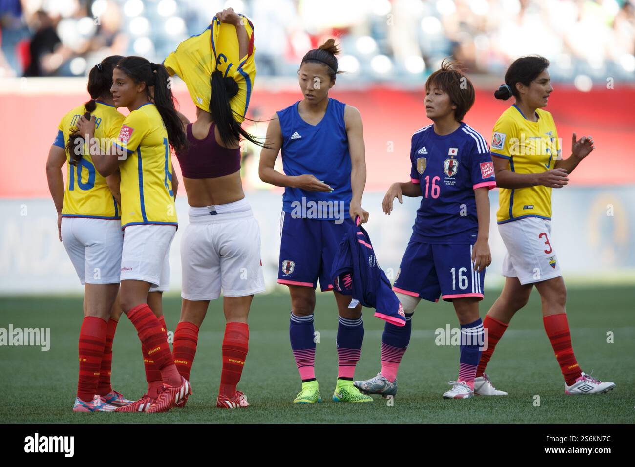 WINNIPEG, CANADA - 16 GIUGNO: I giocatori provenienti dall'Ecuador e dal Giappone si scambiano le maglie dopo che il Giappone ha sconfitto l'Ecuador 1-0 in una partita del gruppo C della Coppa del mondo femminile FIFA il 16 giugno 2015 al Winnipeg Stadium di Winnipeg, Canada. Solo per uso editoriale. Uso commerciale vietato. (Fotografia di Jonathan Paul Larsen / Diadem Images) Foto Stock