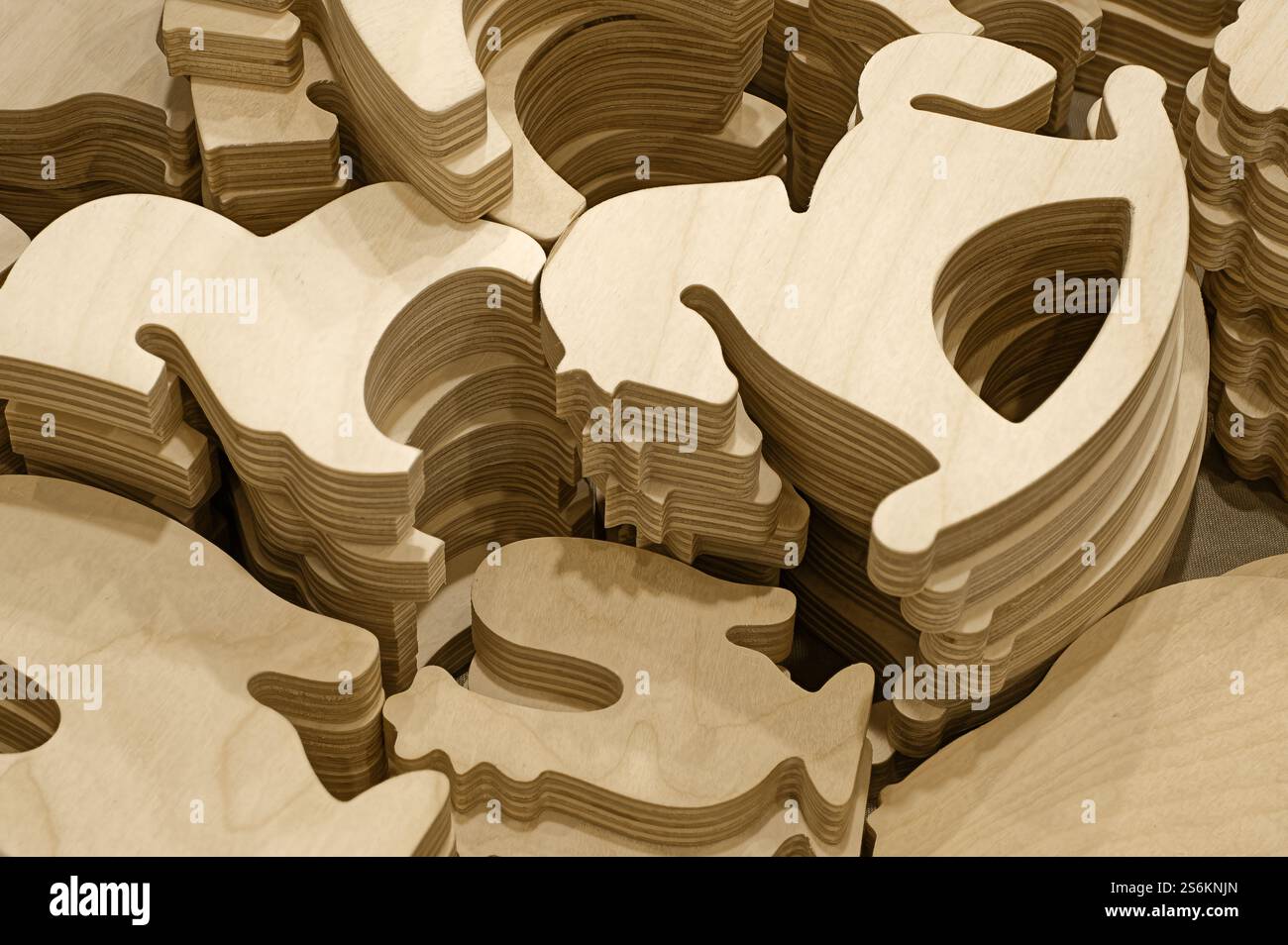 Gruppo di tradizionali decorazioni in legno degli alberi di Natale, legno naturale, compensato non dipinto. Foto ravvicinata, sfondo delle festività. Foto Stock