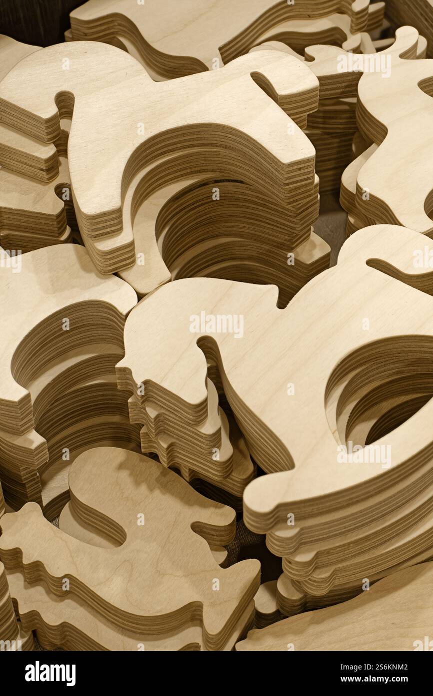 Gruppo di tradizionali decorazioni in legno degli alberi di Natale, legno naturale, compensato non dipinto. Foto ravvicinata, sfondo delle festività. Foto Stock