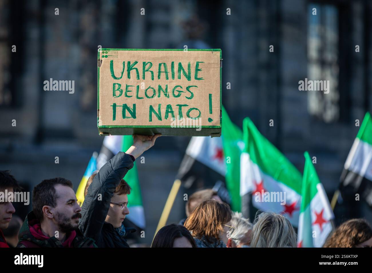 Grande protesta contro Putin e la guerra in Ucraina a Piazza Dam, Amsterdam. I siriani e gli ucraini manifestano insieme. Foto Stock