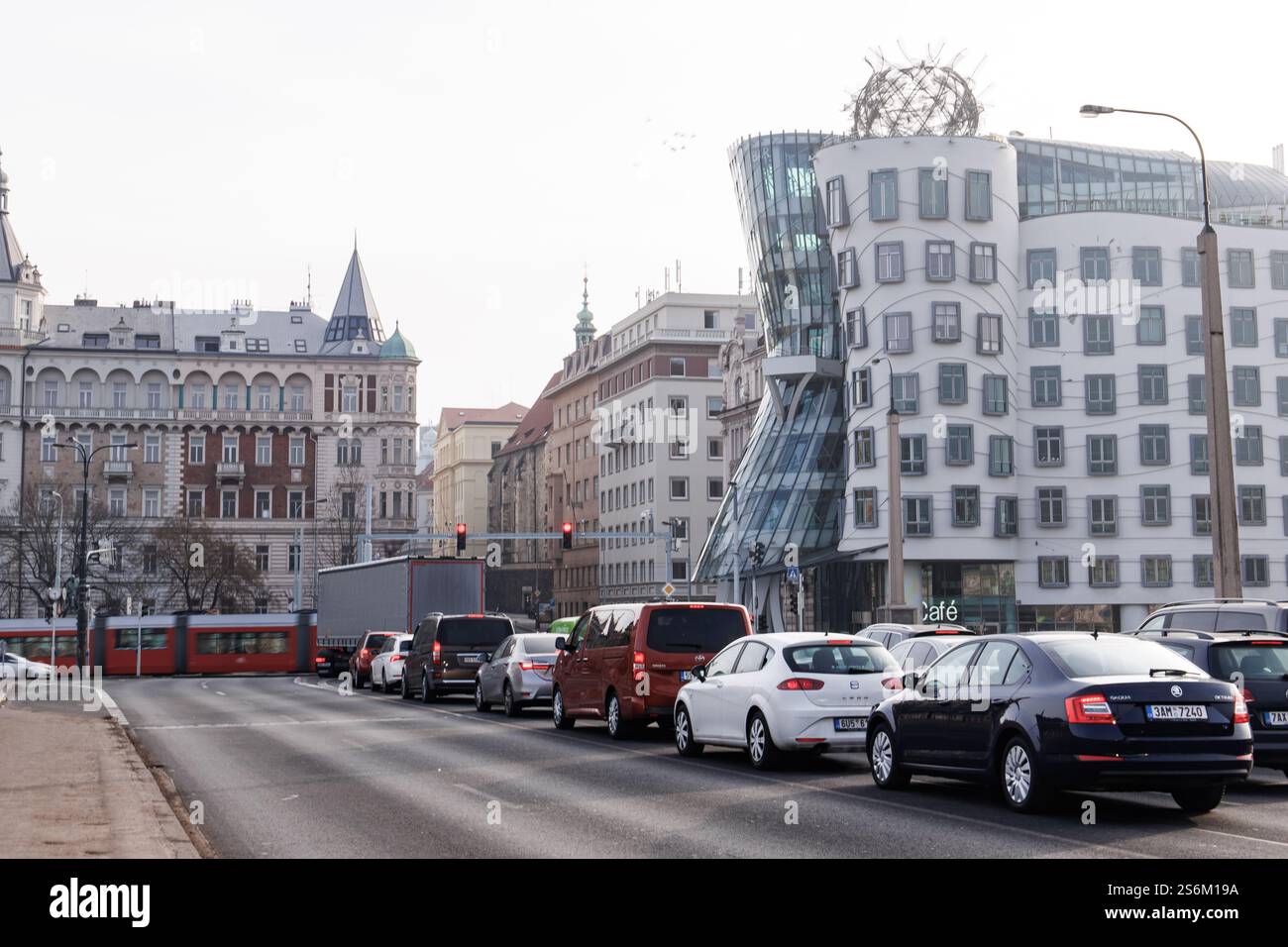 Praga, repubblica Ceca - 16 febbraio 2023: Le auto fanno la coda sulla strada di fronte alla casa da ballo Foto Stock