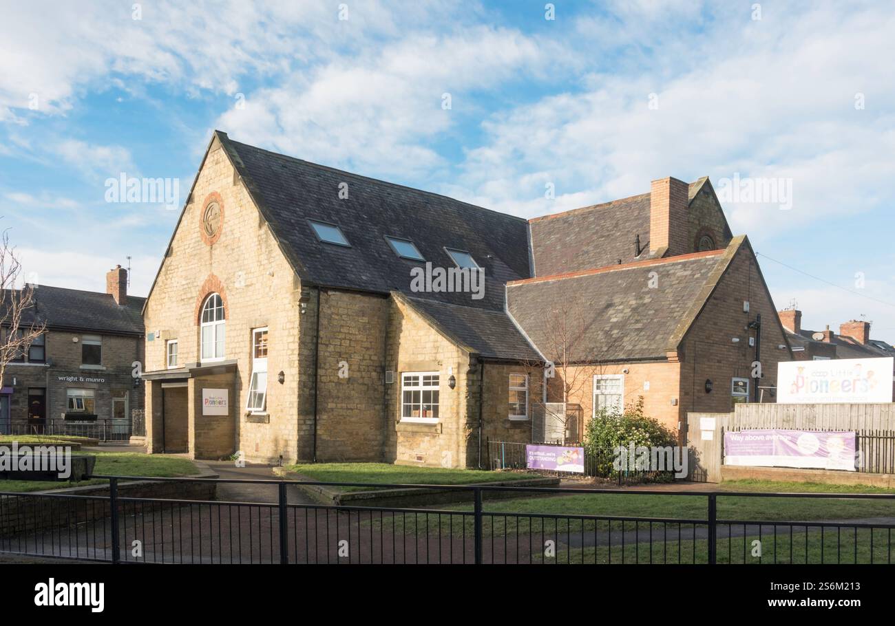 Ex scuola per bambini e biblioteca, ora scuola materna e materna a Hetton le Hole, Foto Stock