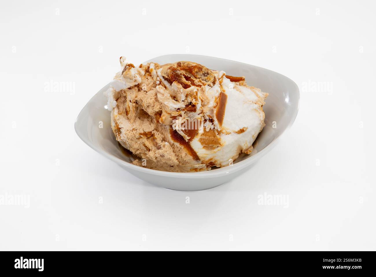 Gelato fatto in casa in una ciotola bianca su sfondo bianco Foto Stock