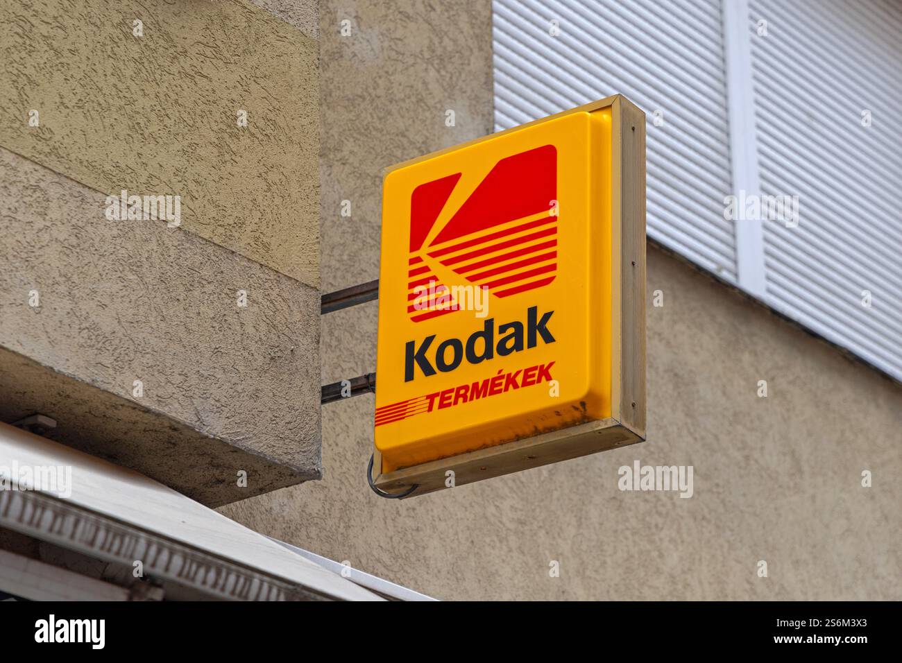 Budapest, Ungheria - 31 luglio 2022: Insegna retrò prodotti Kodak presso Hungarian Language Termekek presso Photographer camera Film and Prints Shop nel centro della città Foto Stock