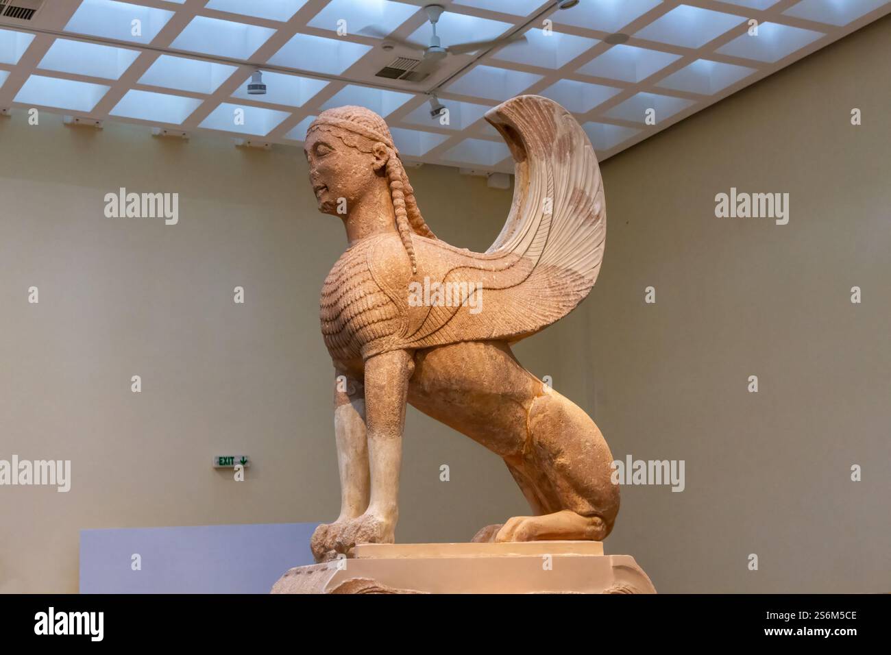 Sfinge di Nasso, un'antica scultura greca in marmo del vi secolo a.C., esposta al Museo Archeologico di Delfi, Grecia, Europa. Foto Stock