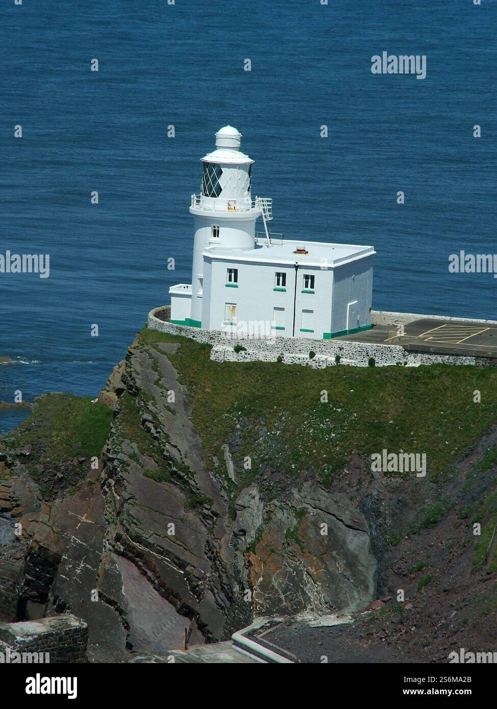 Faro di Hartland Point situato su Hartland Point, il limite occidentale del canale di Bristol. Di proprietà della Trinity House, la geologia unica di Hartland P. Foto Stock