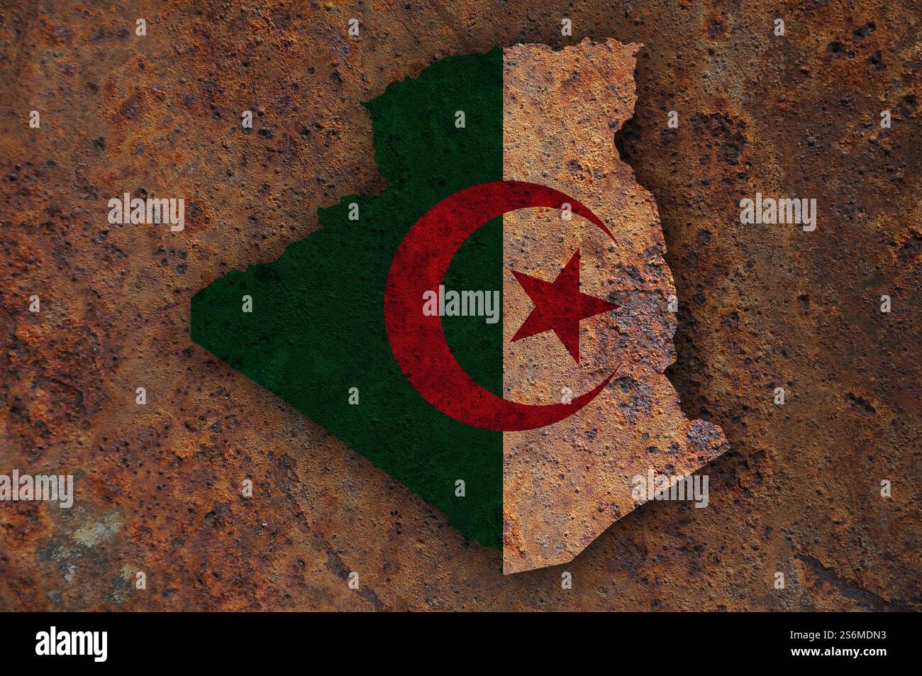 Mappa e bandiera di Algeria sul metallo arrugginito Foto Stock