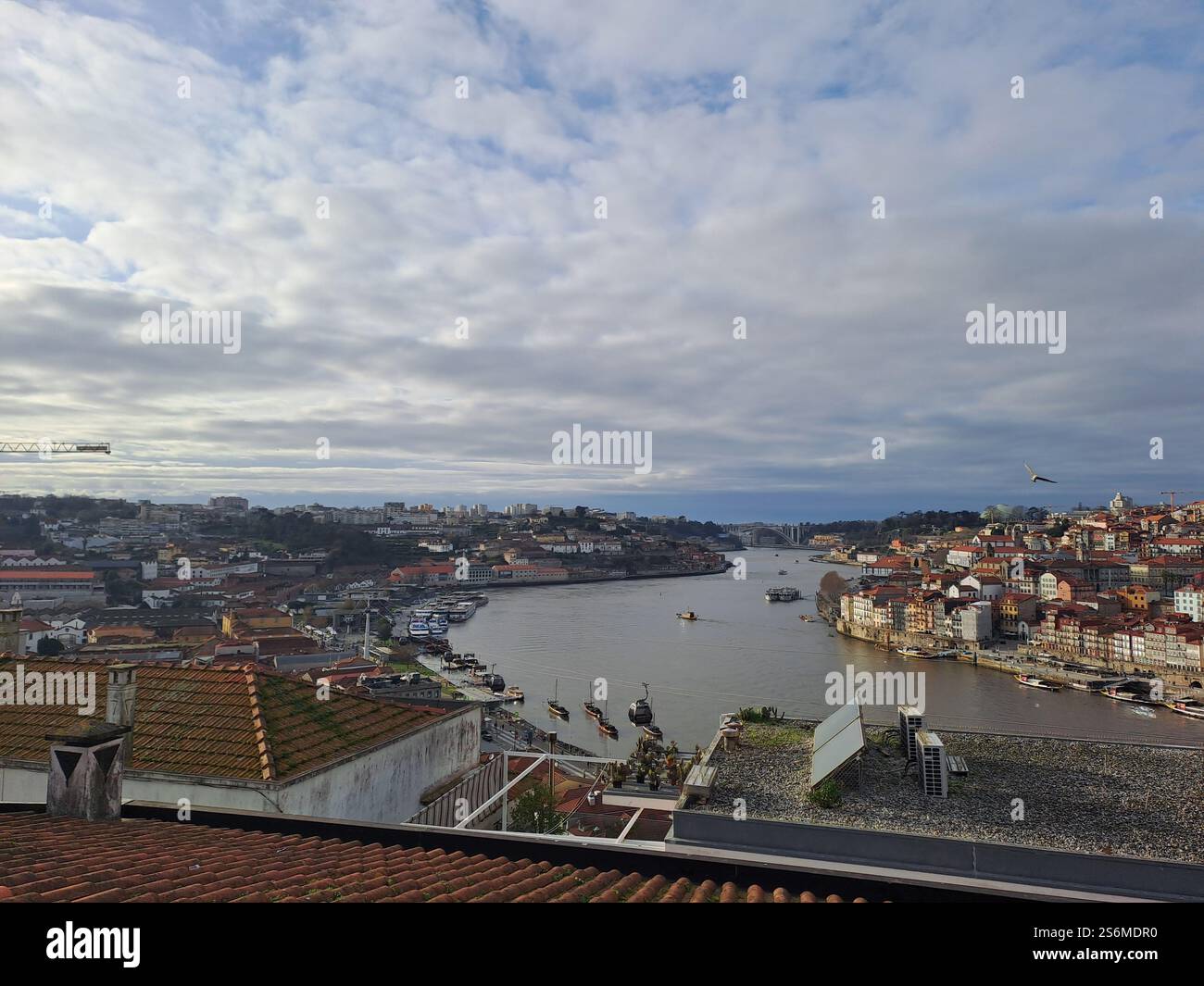 Vista do Rio Douro na cidade do Porto. - Immagine stock catturata con smartphone