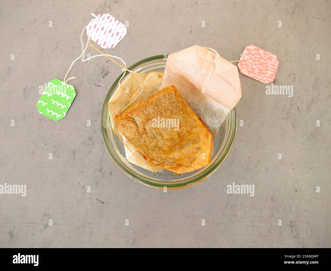 Sacchetti di tè essiccati usati in un vaso per fertilizzante artigianale per piante da casa Foto Stock